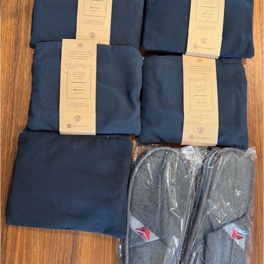 Lot of 5 Delta One Someone Somewhere amenity kits + 2 pairs of slippers